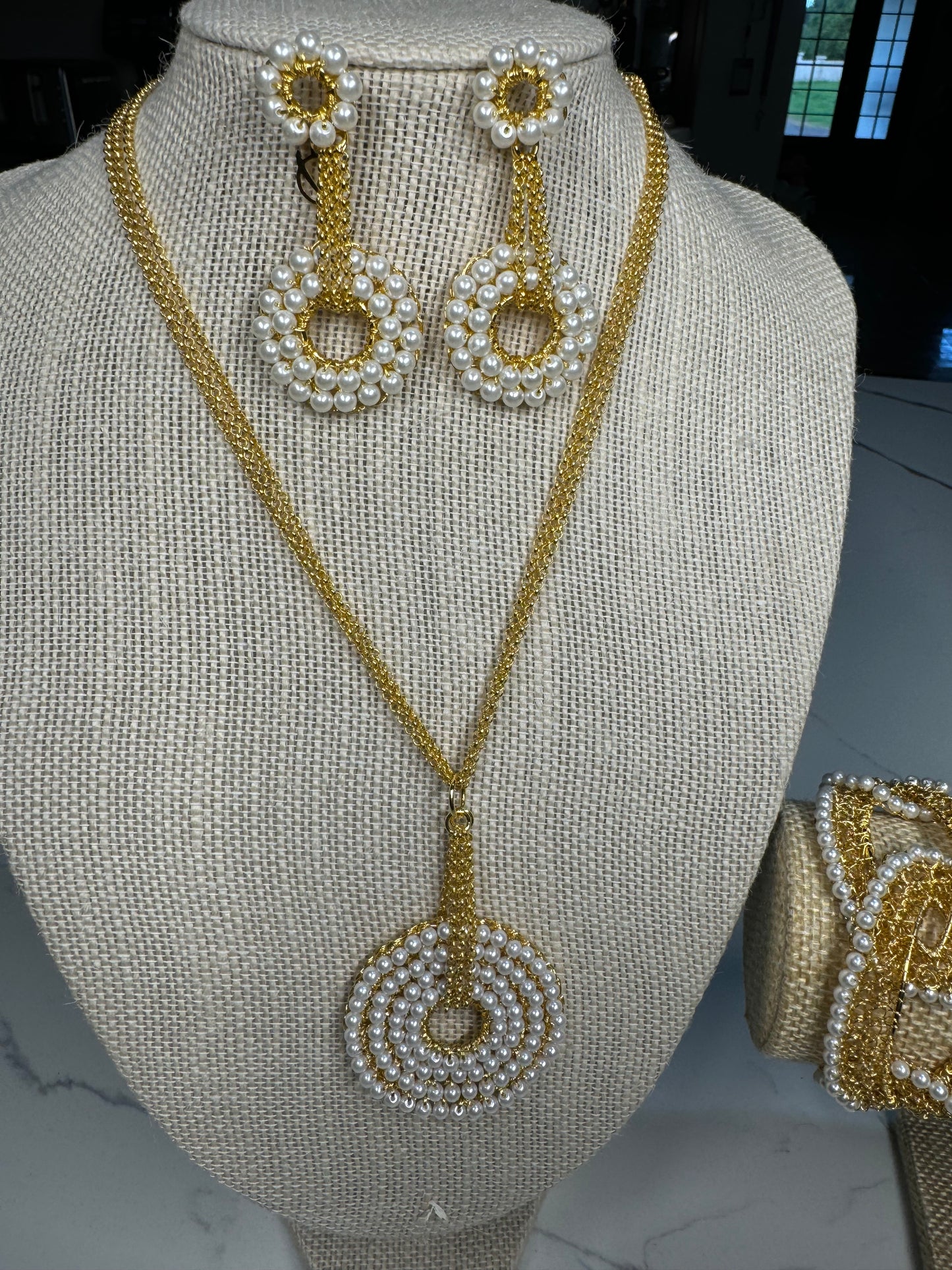 Lavish Necklace With Pearls in Gold Plated