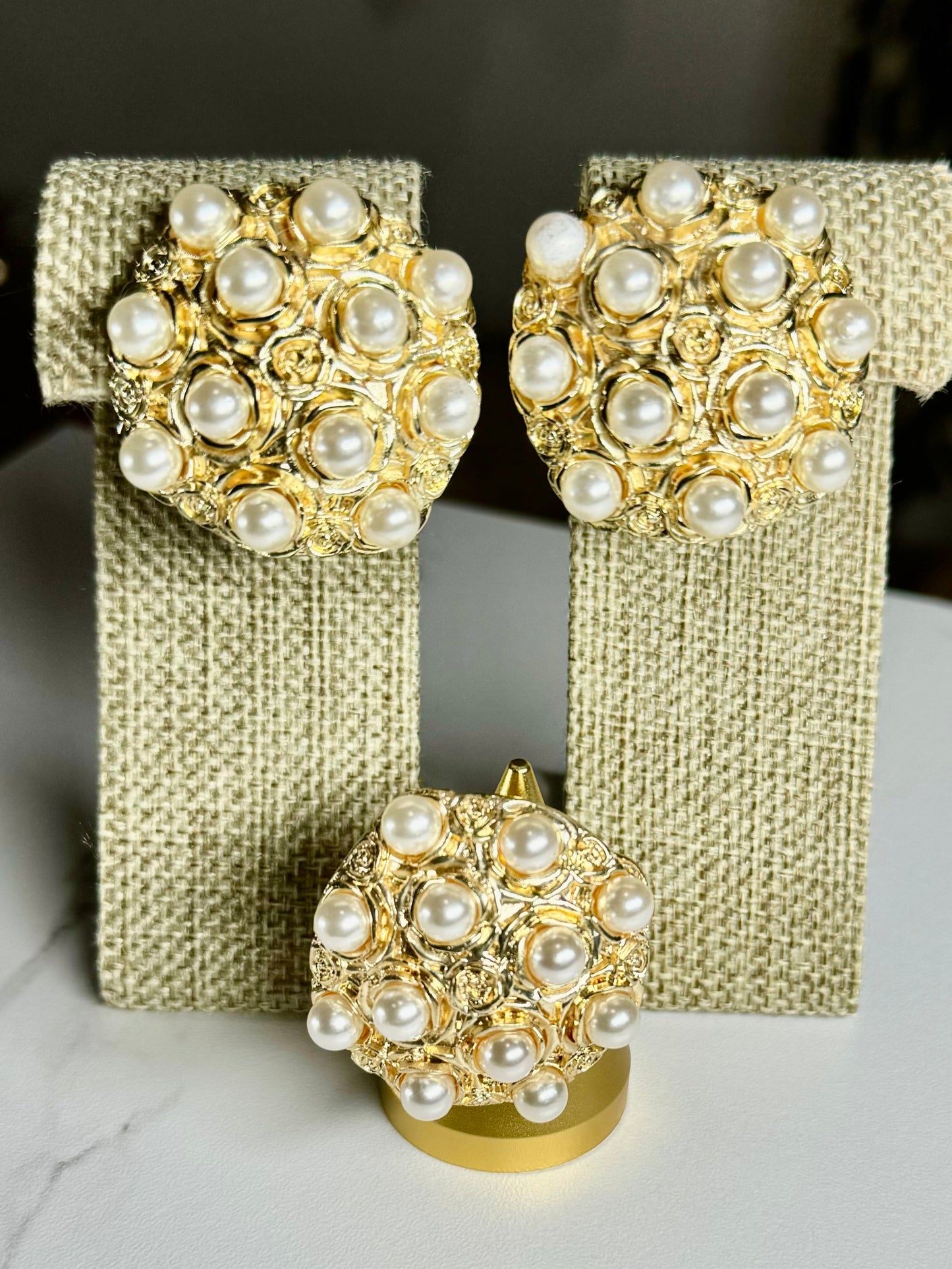 Round ring with pearls