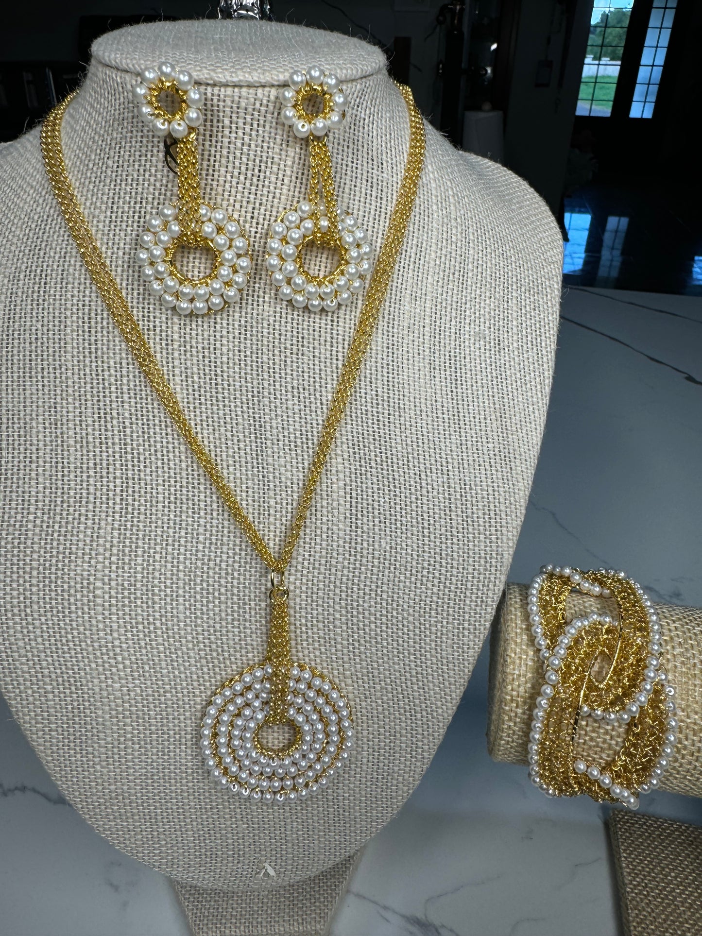 Lavish Necklace With Pearls in Gold Plated