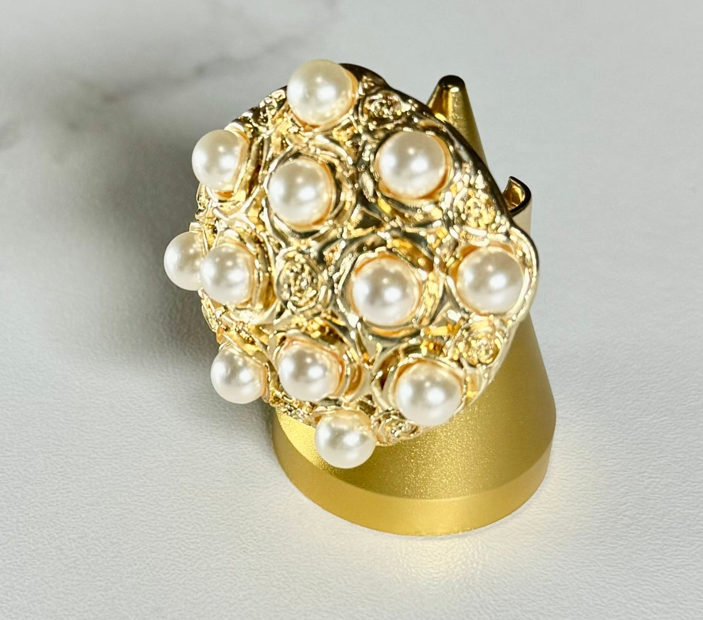 Round ring with pearls