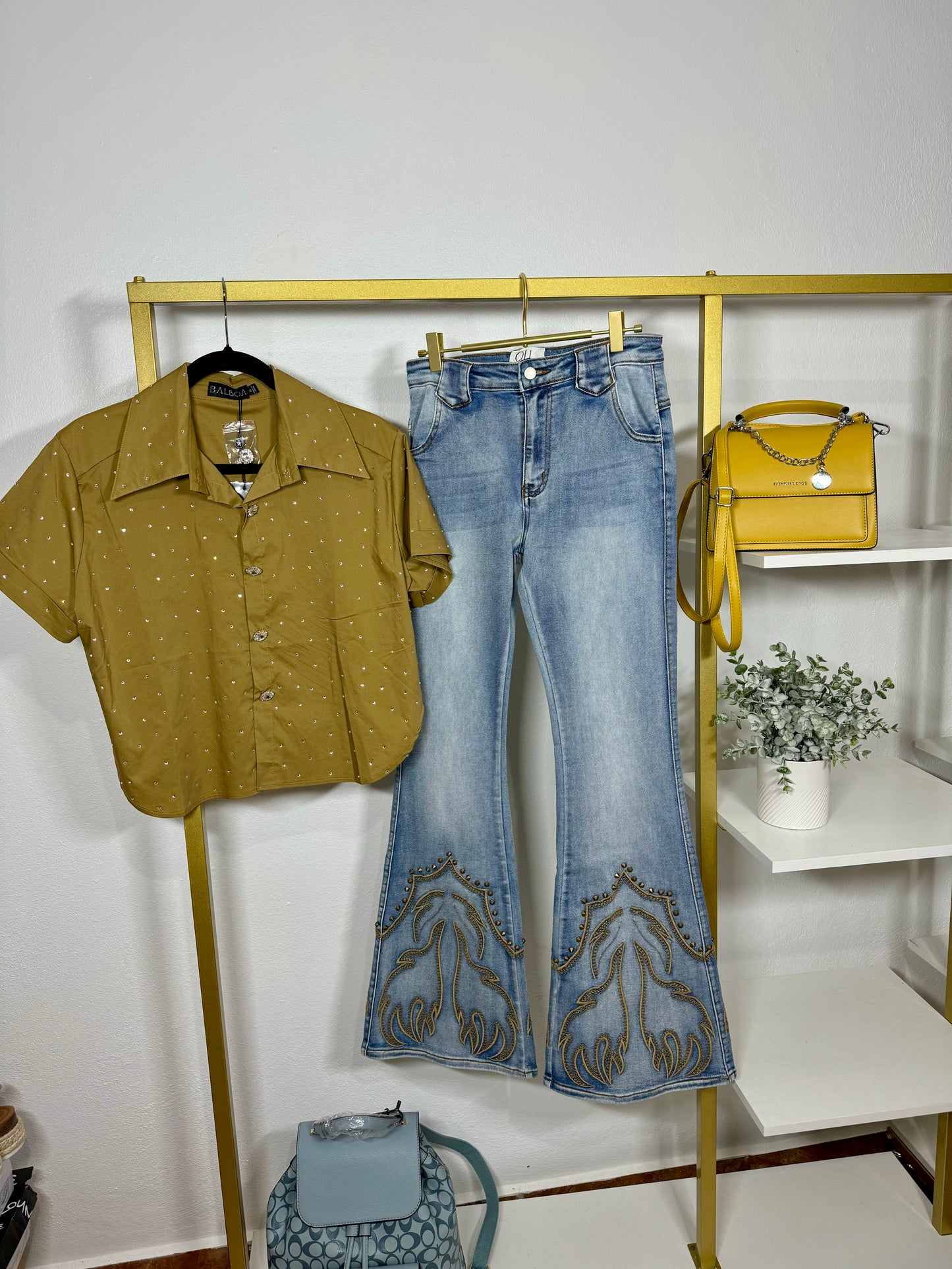 Denim with embroidery in legs
