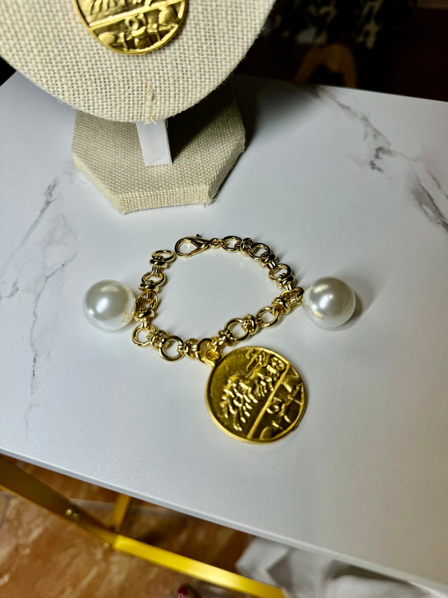 Bracelet with coin and pearls