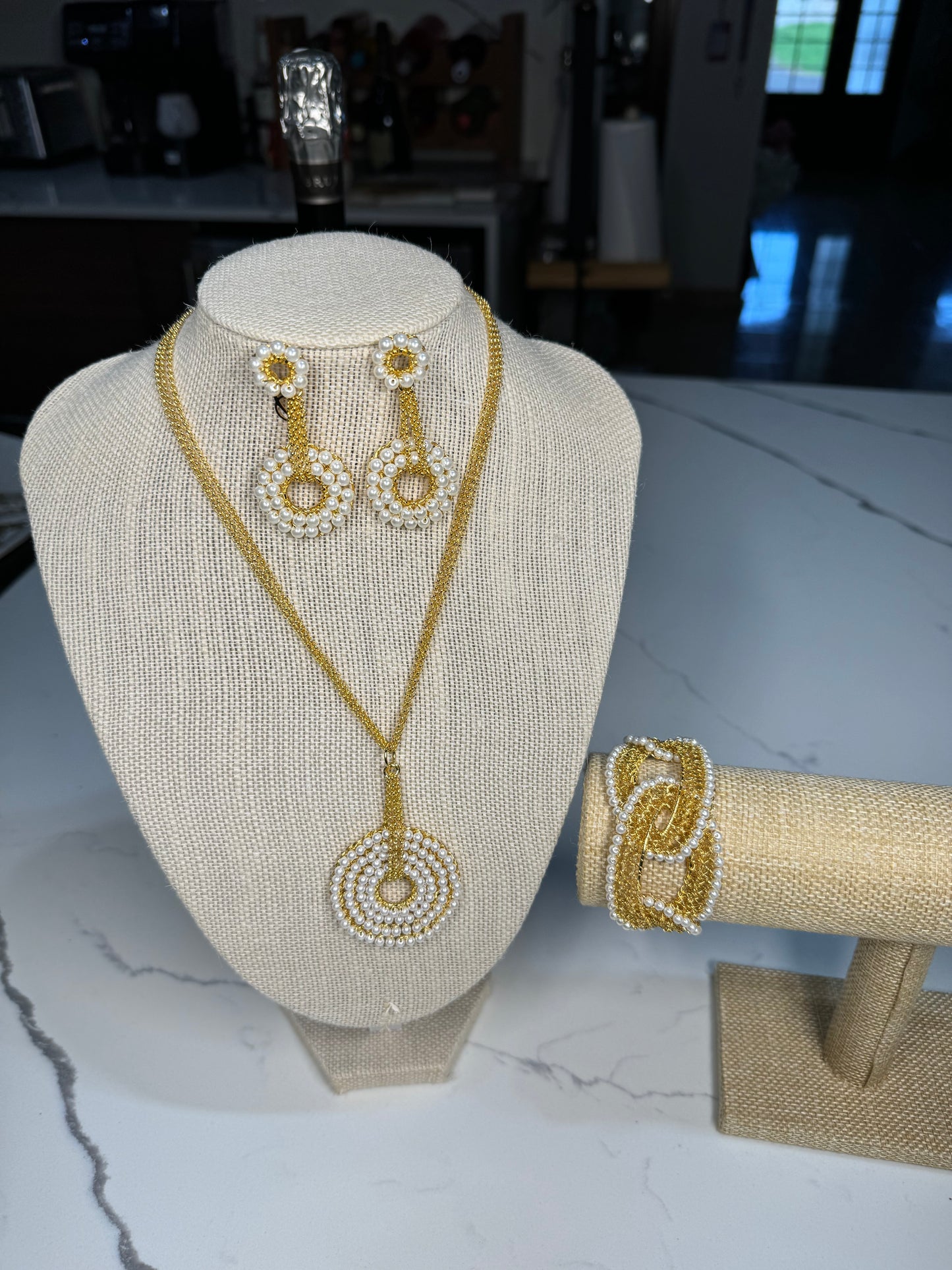 Lavish Necklace With Pearls in Gold Plated