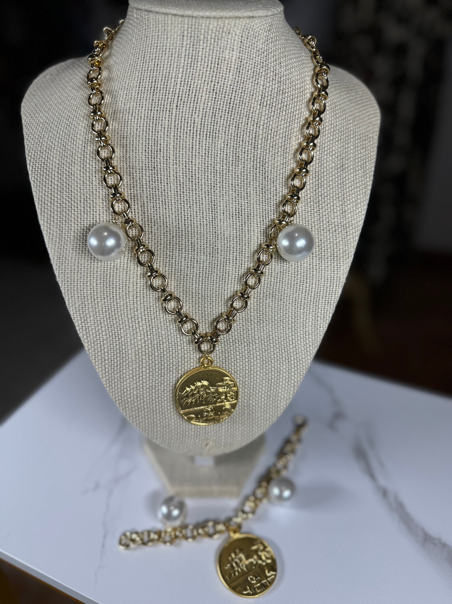 Short necklace with coin and pearls