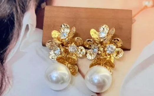 Elegant Lady Artistic Flower Earring Stud in 18k Gold Plated