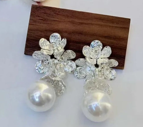 Flower Inlay Copper Shell Pearls 18K Gold Plated Ear Studs In White Gold