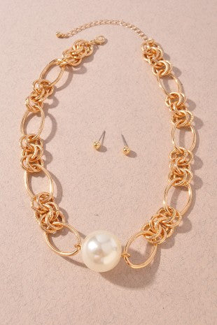 Pearl With Large Oval Shape Linked Chain Necklace in Gold
