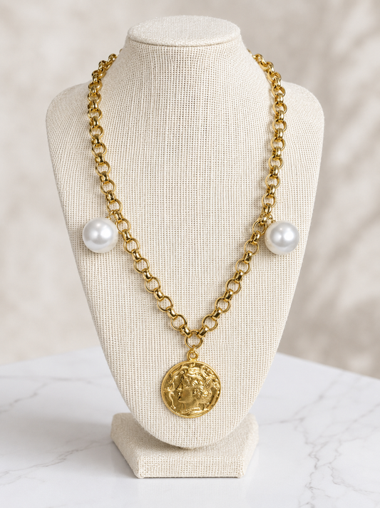 Short necklace with coin and pearls