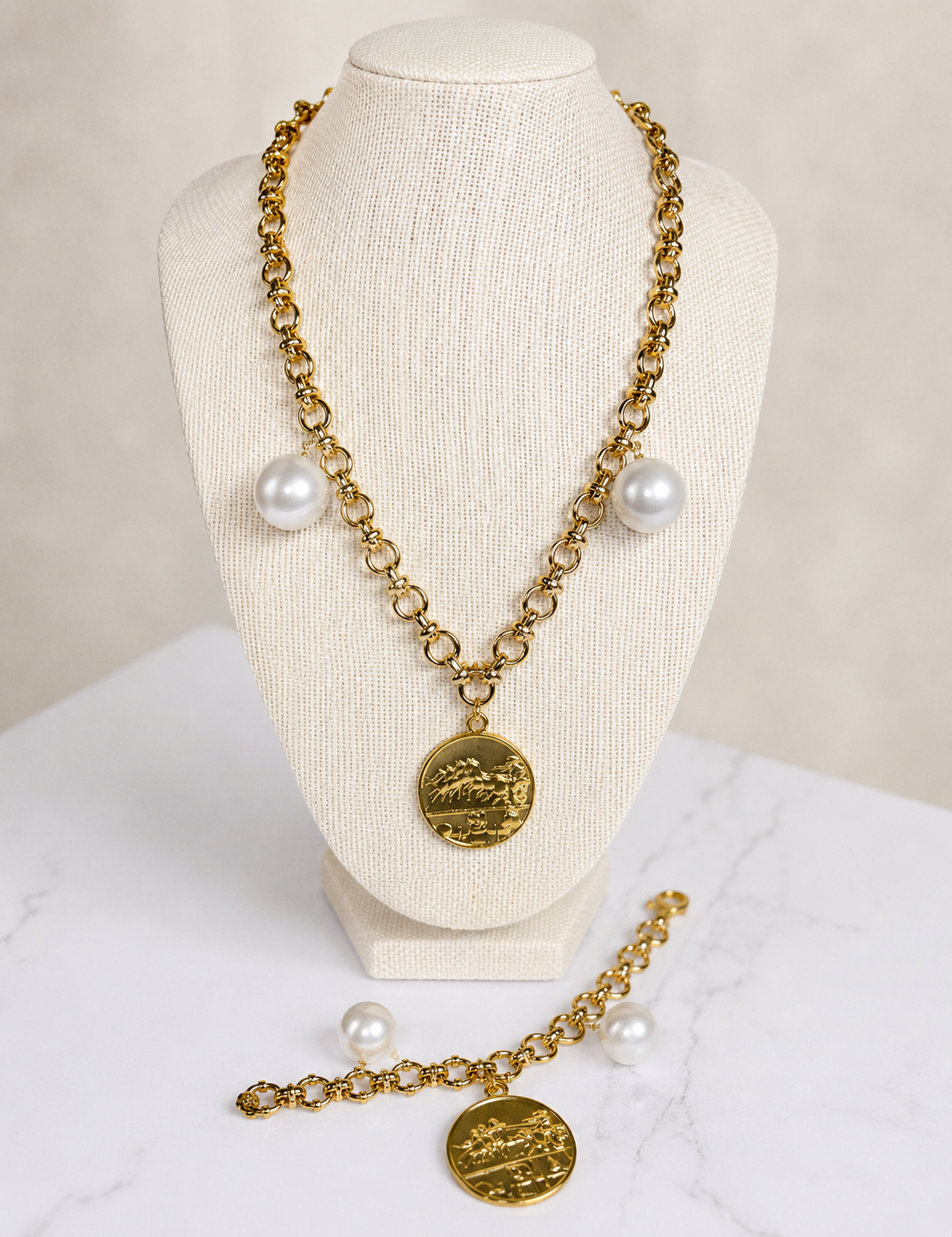 Short necklace with coin and pearls