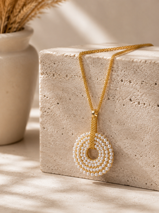 Lavish Necklace With Pearls in Gold Plated