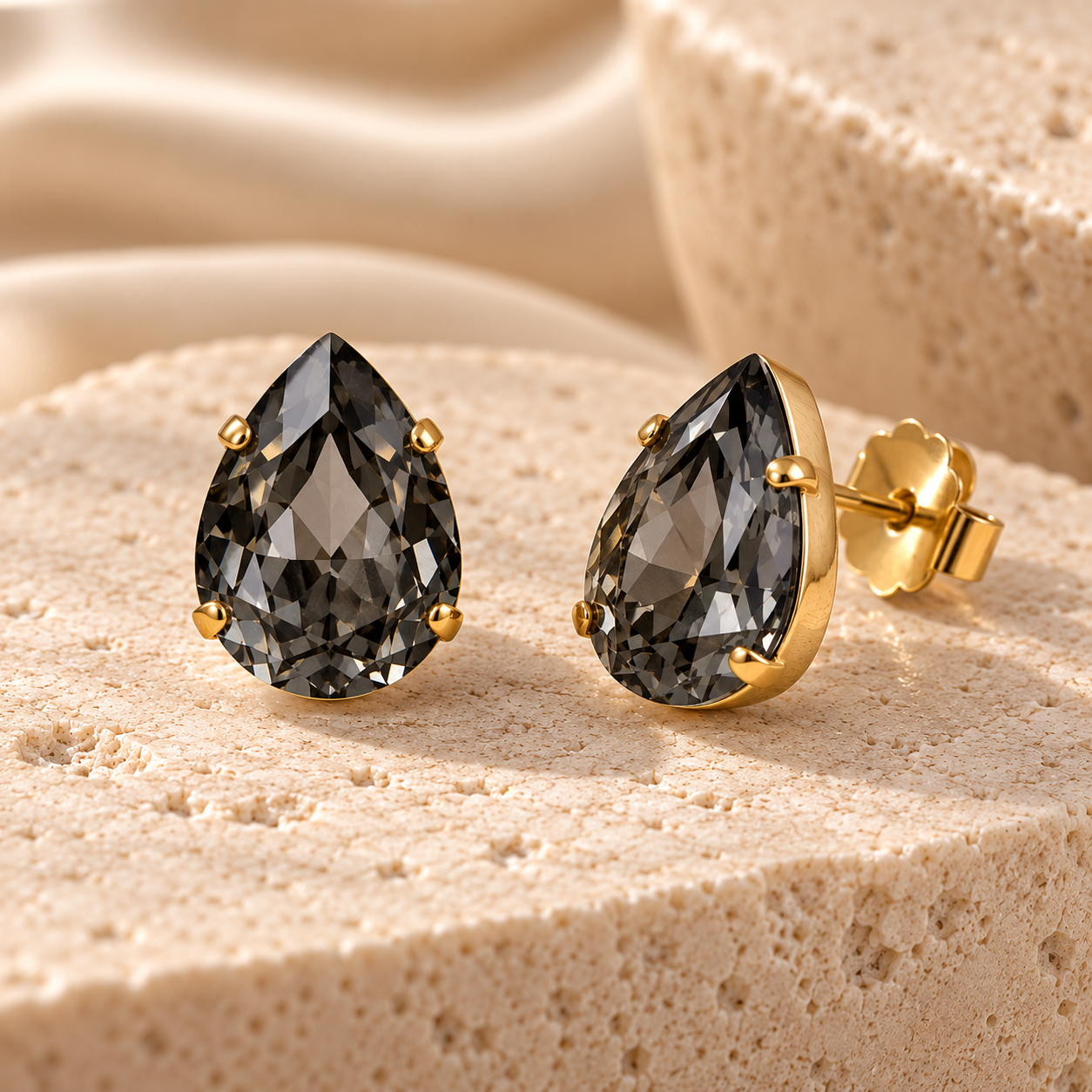TOVA Lumi Studs in Black Dimond